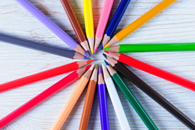 Collection de crayons de couleur sur fond blanc.