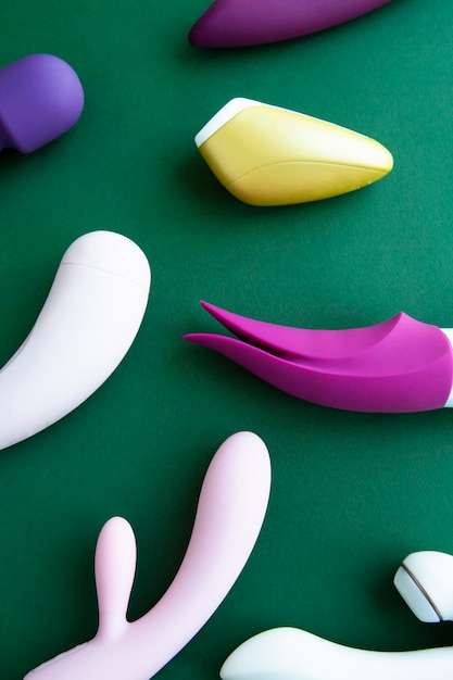 Collection de différents types de sex toys sur fond vert Sex toys pour adultes godes vibrateurs stimulateurs clitoridien