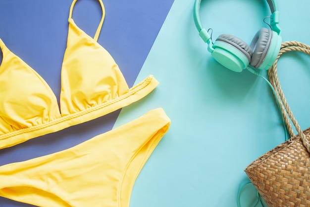 Collection été, bikini couleur jaune, casque et sac de plage en paille. Vacances d'été