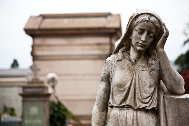 Collection des exemples d'architectures les plus belles et les plus émouvantes dans les cimetières européens