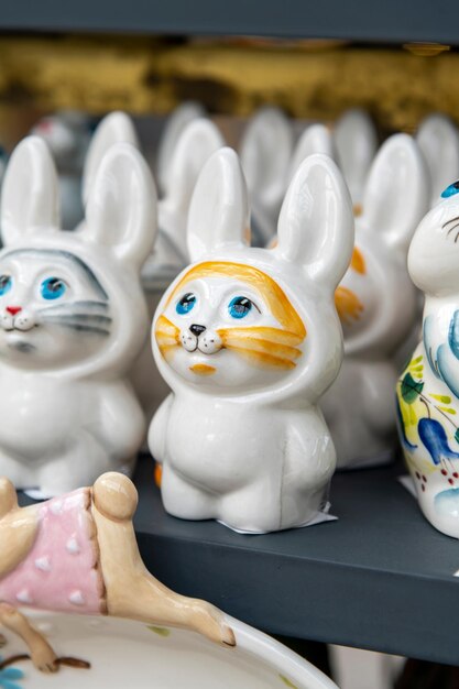 Photo une collection de figurines de lapins en céramique est exposée sur une étagère.