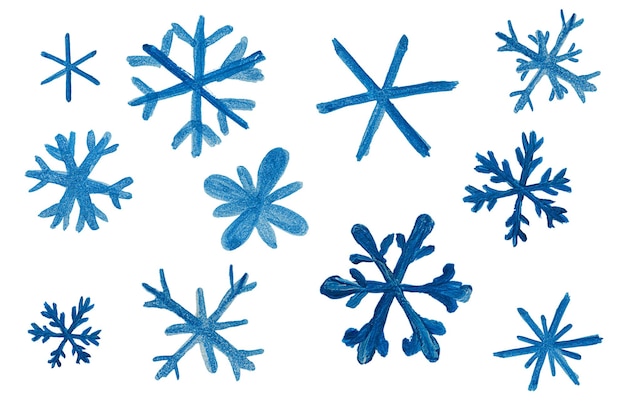 collection de flocons de neige bleus dessinés avec de la peinture à l'aquarelle sur un fond blanc isolé