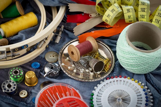 Une collection de fournitures de couture comprenant une bobine de fil, un ruban à mesurer et un ruban à mesurer.