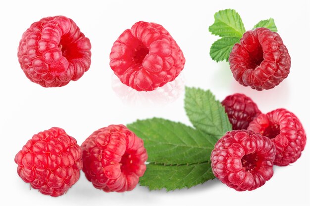 Collection de framboises rouges mûres fraîches sur le bureau