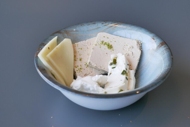 Collection de fromage dans un bol sur la table