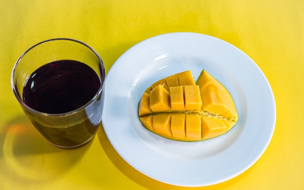 collection de fruits colorés à plat tranche mangue orange et jus de katmandou népal