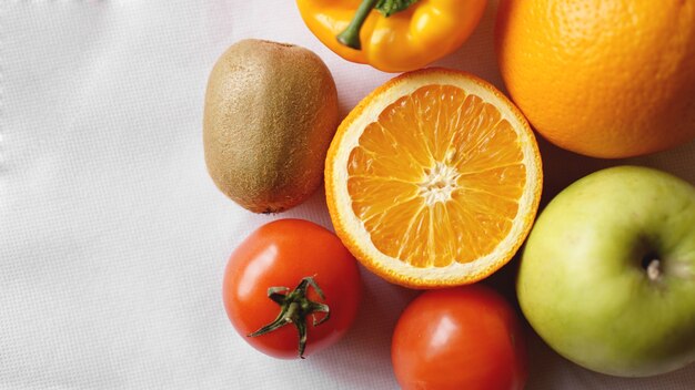 Collection de fruits et légumes isolés sur fond blanc