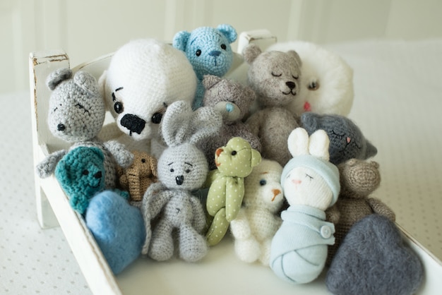 collection de jouets faits à la main. articles tricotés, laine feutrée et animaux cousus en coton.