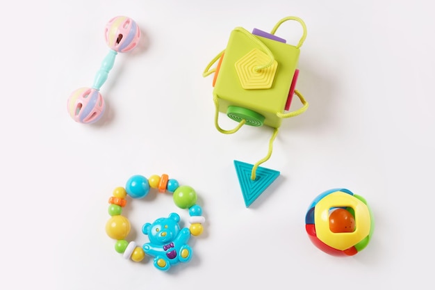 Photo collection de jouets en plastique colorés pour les petits enfants