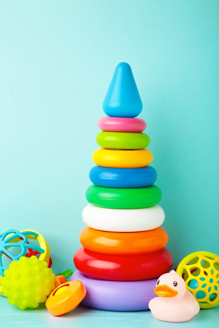 Photo collection de jouets pour bébé sur fond bleu. vue de dessus