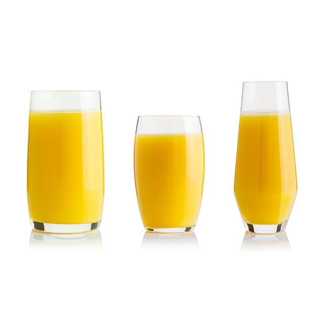 Collection de jus d'orange dans différents verres, chemins de détourage séparés pour chaque verre