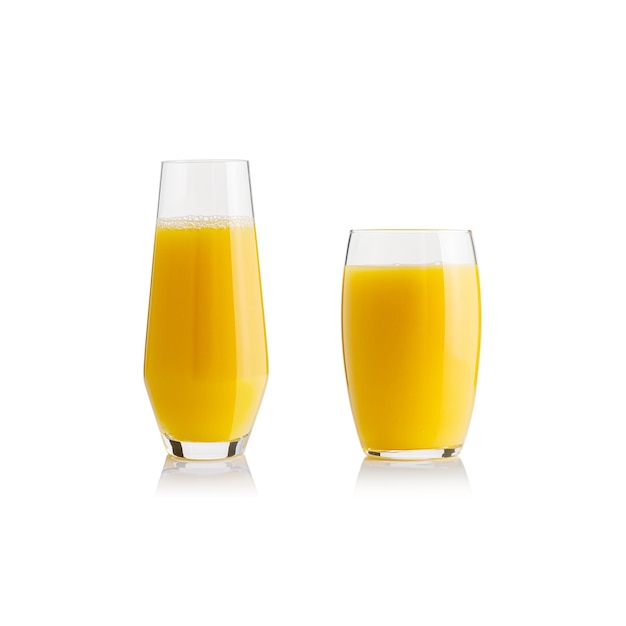 Collection de jus d'orange dans différents verres, chemins de détourage séparés pour chaque verre