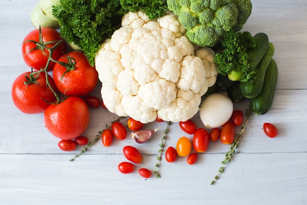 Collection de légumes frais sur la vue de dessus de table de cuisine