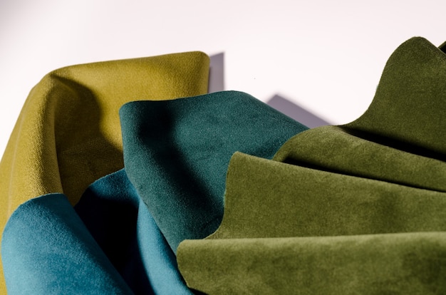 Collection lumineuse d'échantillons de textiles de velours émeraude aux couleurs vertes. Texture de tissu