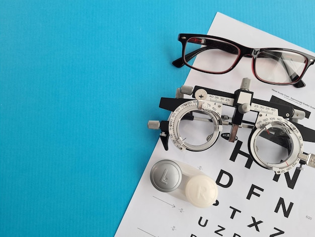 Collection de lunettes avec tableau de vision et lentilles de contact souples