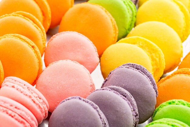 Collection de macarons français colorés