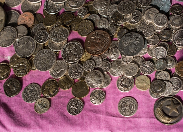 Collection de monnaies anciennes en métal