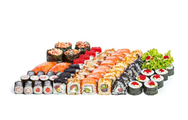 Collection de morceaux de sushi sur fond blanc