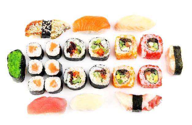Collection de morceaux de sushi isolé sur blanc