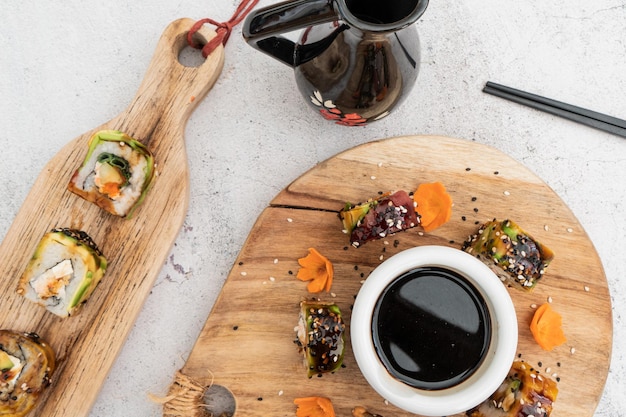 Collection de morceaux de sushi sur une table en bois