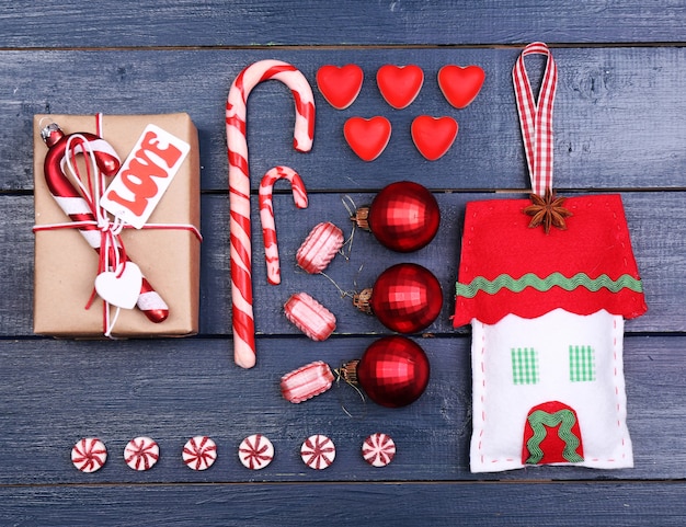 Collection d'objets de Noël sur fond de bois de couleur