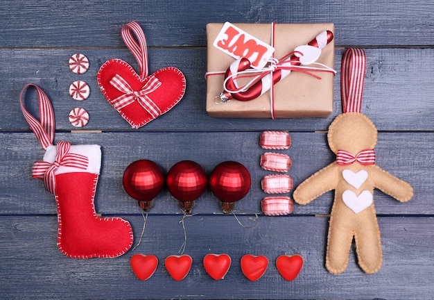 Collection d'objets de Noël sur une surface en bois de couleur