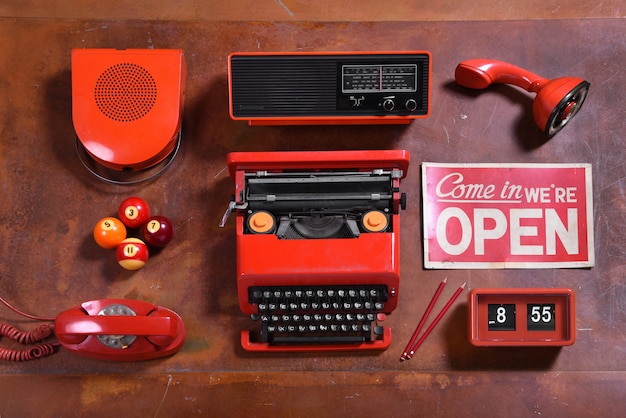 Collection d'objets vintage rouges sur un bureau en bois