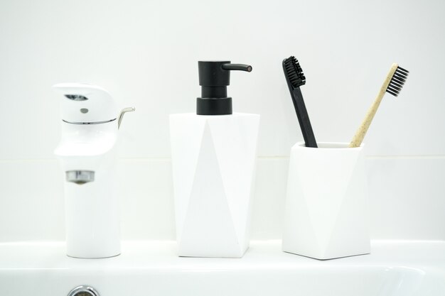 Collection d'outils de salle de bain assortis, savon liquide, brosses à dents, sur fond blanc. Ensemble de produits d'entretien zéro déchet. Salle de bain moderne