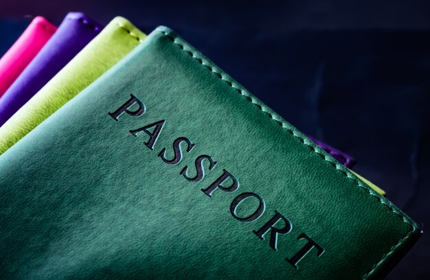 Collection de passeports dans des couvertures en cuir colorées