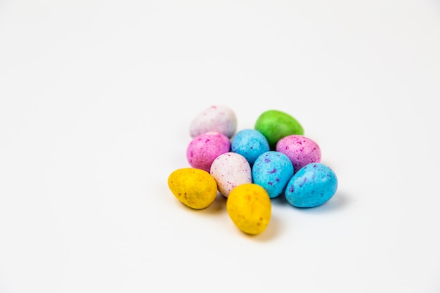 Collection de petits oeufs de Pâques colorés à la main parfaits isolés sur fond blanc