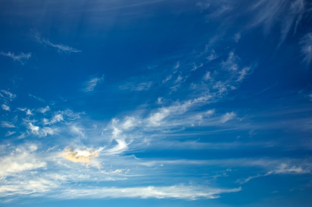 Collection de photographies du ciel avec des nuages pour le fond et les textures Cirrus