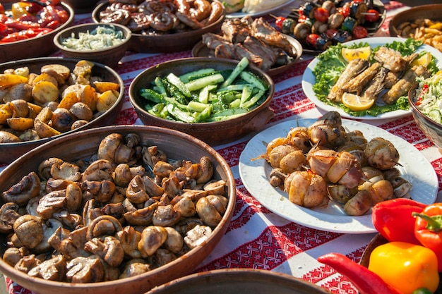 Collection de plats savoureux sur table