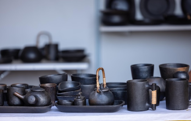 Une collection de poterie noire du marché noir