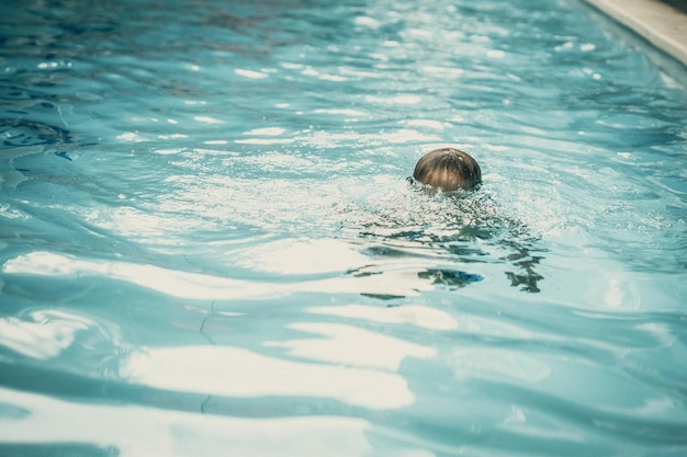 Collection de psychologie de l'enfant Combien de fois pensons-nous aux sentiments de l'enfant qu'il ne sait pas expliquer par des mots Enfant mouillé dans une mare de larmes symbole de beaucoup problème de relation parentale de l'enfance