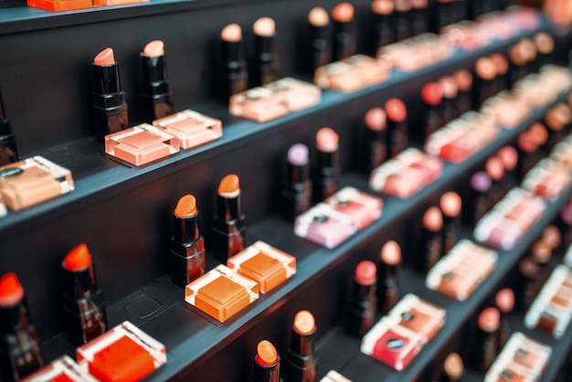 Collection de rouge à lèvres en gros plan de magasin de beauté