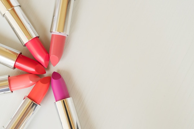 Collection de rouges à lèvres avec espace de copie sur fond beige
