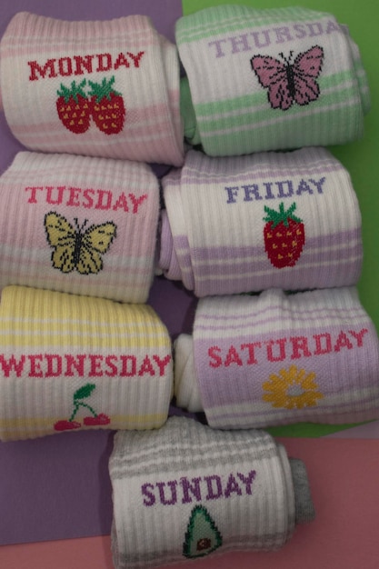 Une collection de serviettes colorées avec les jours de la semaine dessus.
