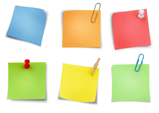 une collection de six notes adhésives multicolores isolées sur fond blanc