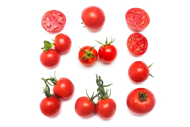 Collection de tomates entières et tranchées avec une branche de feuille de tomate isolée sur fond blanc. Nourriture savoureuse et saine. Mise à plat, vue de dessus