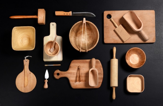 Collection de vaisselle et d'outils en bois, vue de dessus, plat poser