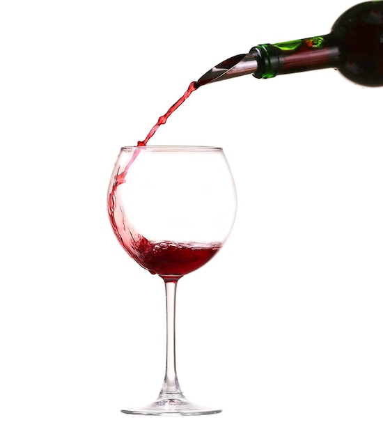 Collection de vins - Éclaboussures de vin rouge dans un verre. Isolé sur fond blanc et verseur