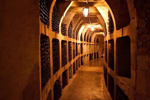 Photo collection de vins dans la cave de la cave de la moldavie