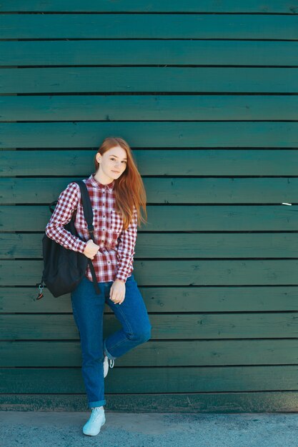 Collège étudiant souriant