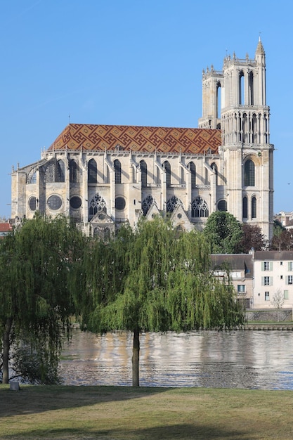 La Collégiale médiévale de Notre Dame de Mantes dans la petite ville de ManteslaJolie à environ 50 km à l'ouest de Paris France