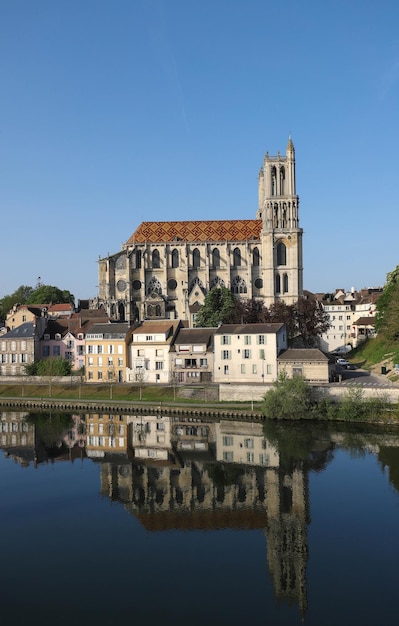 La Collégiale médiévale de Notre Dame de Mantes dans la petite ville de ManteslaJolie à environ 50 km à l'ouest de Paris France