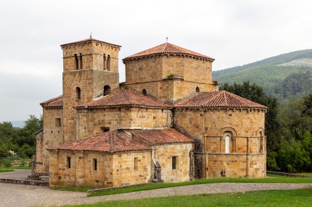 Collégiale romane de Santa Cruz de Castaneda 12e siècle Cantabrie Espagne