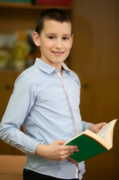 Collégien d'écolier avec un livre