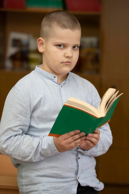 Collégien d'écolier avec un livre