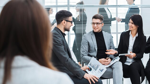 Collègues d'affaires discutant des données financières dans une salle de conférence. concept d'entreprise