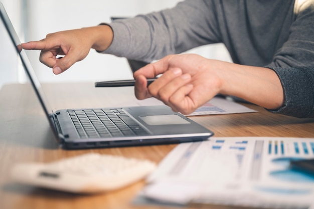 Collègues d'affaires discutant de nouvelles idées et remue-méninges dans un bureau moderne